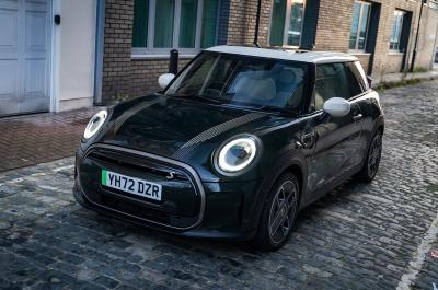 MINI Electric Resolute Edition front three quarters