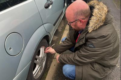 How to check a tyre