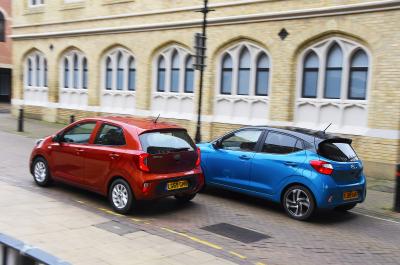 2020 Hyundai i10 vs Kia Picanto rears