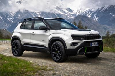 Jeep Avenger 4xe front driving off-road