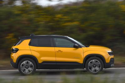 Jeep Avenger panning to the right