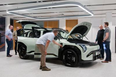 Kia-EV3-reader-test-team-readers-looking-at-car
