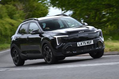 Kia Stonic driving front right