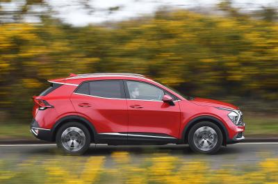 Kia Sportage side driving