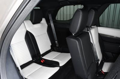 Land Rover Discovery 2021 rear seats