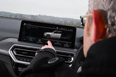 LT BMW iX3 - using touchscreen