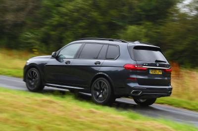 LT BMW X7 rear