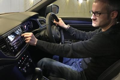 LT Volkswagen T-Roc R - operating touchscreen