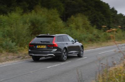 LT Volvo V90 Cross Country rear drive past