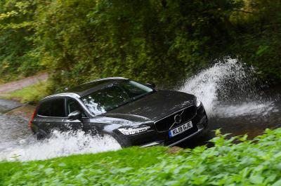 LT Volvo V90 Cross Country wading through ford