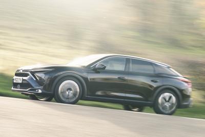 Citroen C5 X panning shot