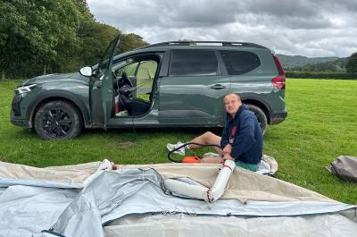 Max blowing up tent with Dacia Jogger