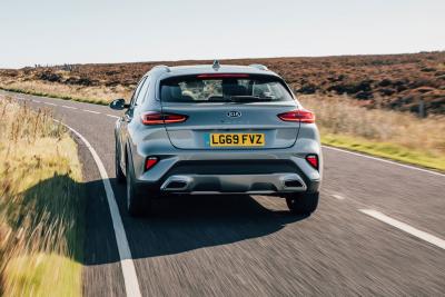 2019 kia xceed silver driving rear