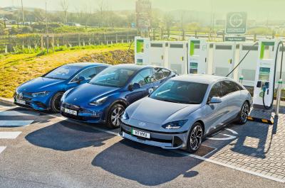 Mercedes-Tesla-Hyundai-charging-at-gridserve