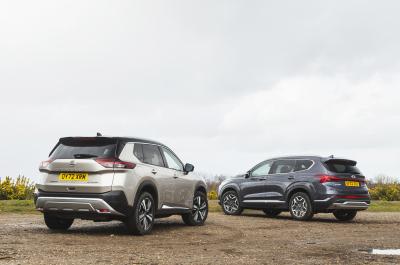 Nissan X-Trail vs Hyundai Santa Fe rears