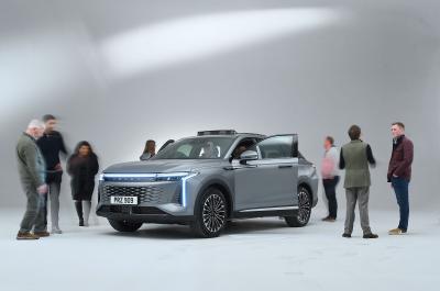 Omoda-9-RTT-readers-with-car