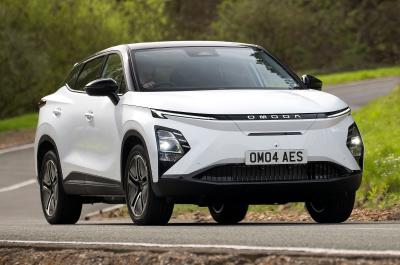 Omoda E5 front right driving