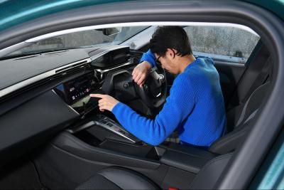 Peugeot 308 SW touchscreen response 2023
