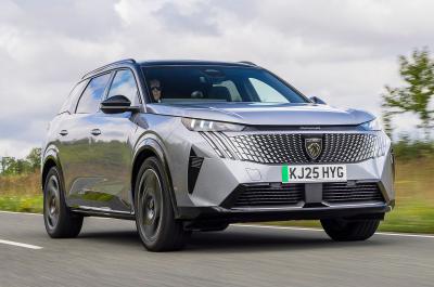 Peugeot e-5008 AWD front driving