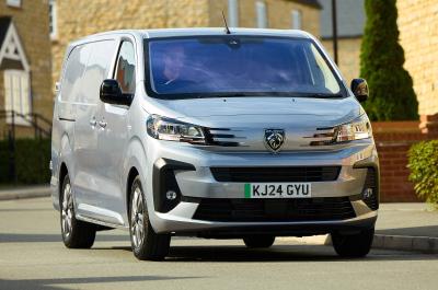 Peugeot e-Expert front right driving