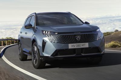 Peugeot e-5008 front driving