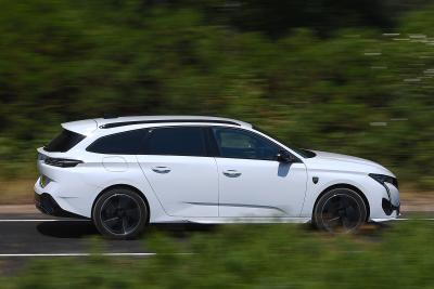 Peugeot e-308 SW panning to right