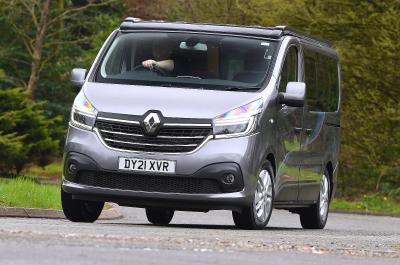 Renault Trafic Paradise front cornering