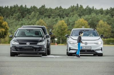 Self-driving-cars-avoiding-a-cyclist