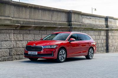 Front 3/4 static shot of a red Škoda Superb estate
