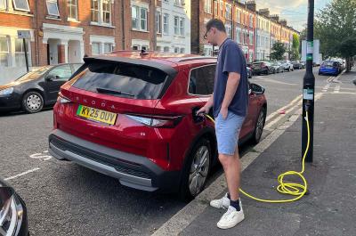 Skoda Elroq at lamp post charger