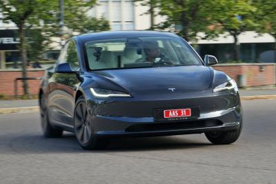 Tesla Model 3 2024 facelift handling front