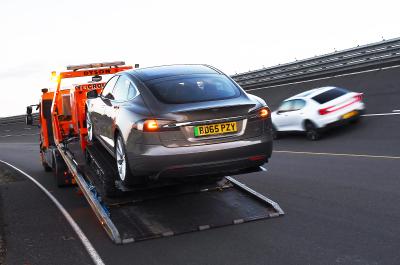Tesla Model S on back of breakdown truck as Polestar 2 passes