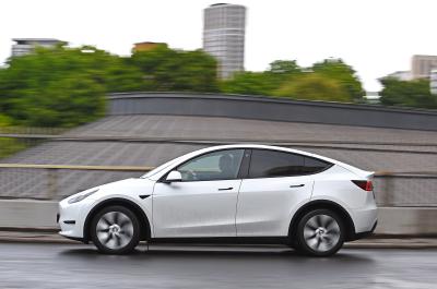 Tesla Model Y 2022 side