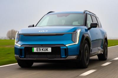 Kia EV9 front left dynamic