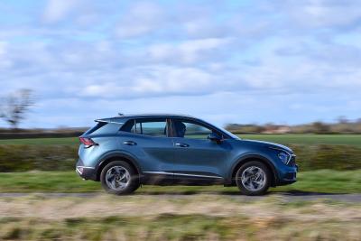 Used Kia Sportage 2021-present side driving