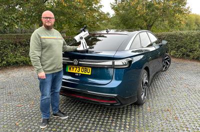Volkswagen ID 7 rear, standing with telescope
