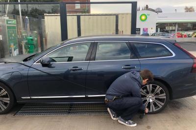 Volvo V90 LT rear tyre pressure check
