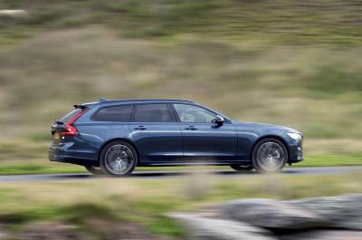 Volvo V90 Recharge T6 side