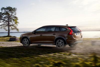2015 Volvo V60 Cross Country revealed