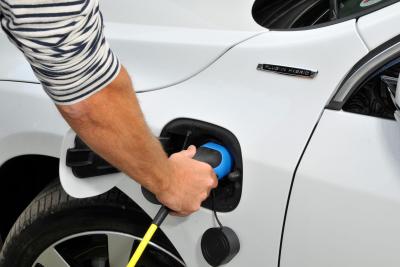 Government extends 5000 plug-in car grant