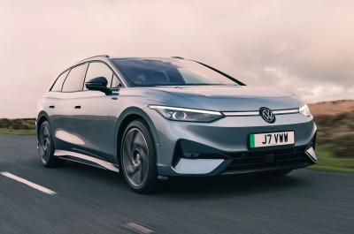 Volkswagen ID 7 Tourer front driving
