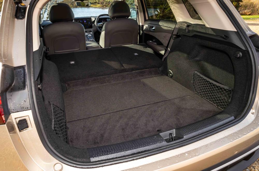 MG S6 boot space