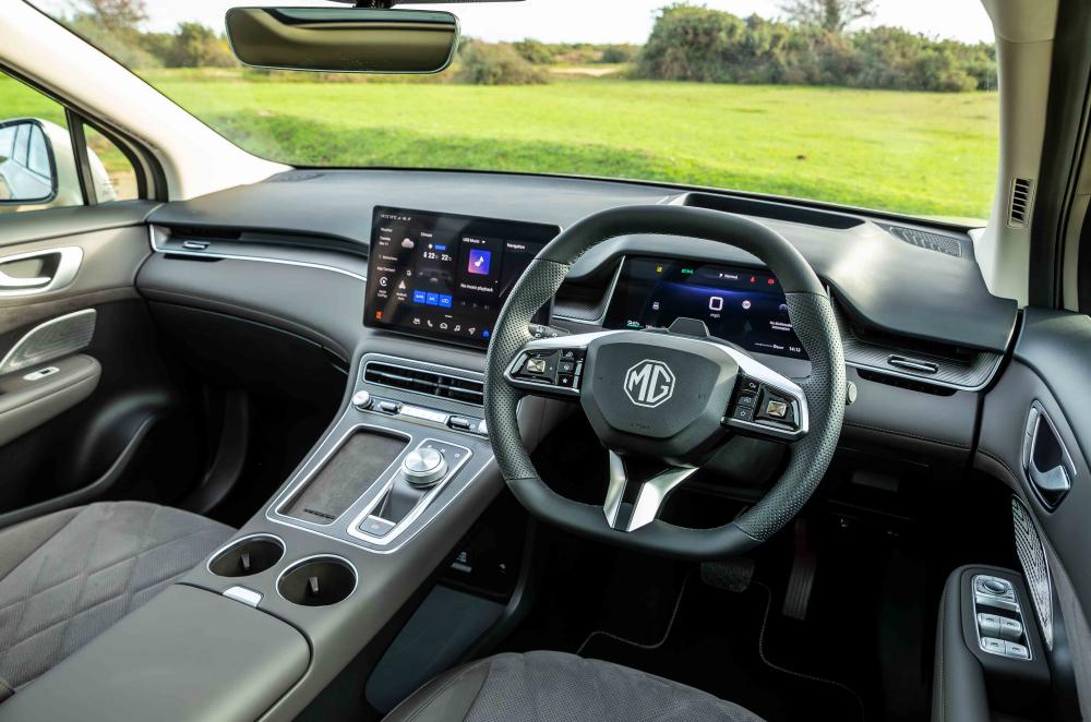 MG S6 interior dashboard