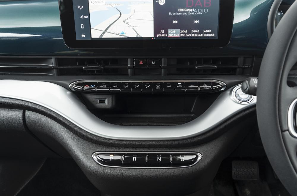 Used Fiat 500 Electric 2021-present infotainment
