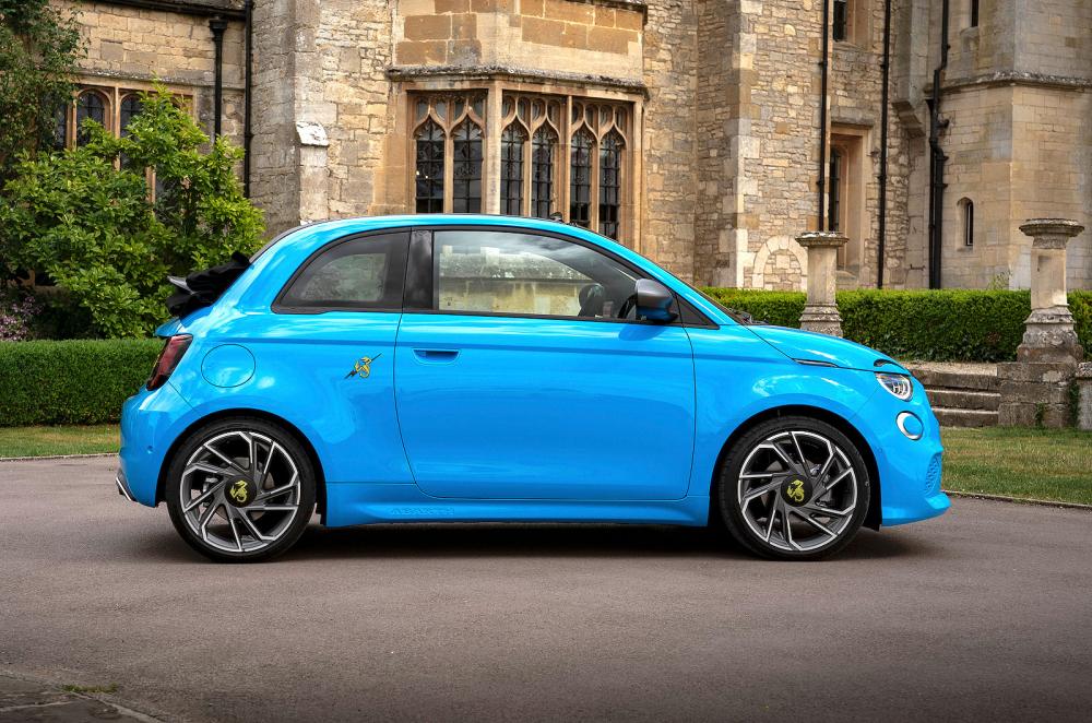 Abarth 500e Convertible right static
