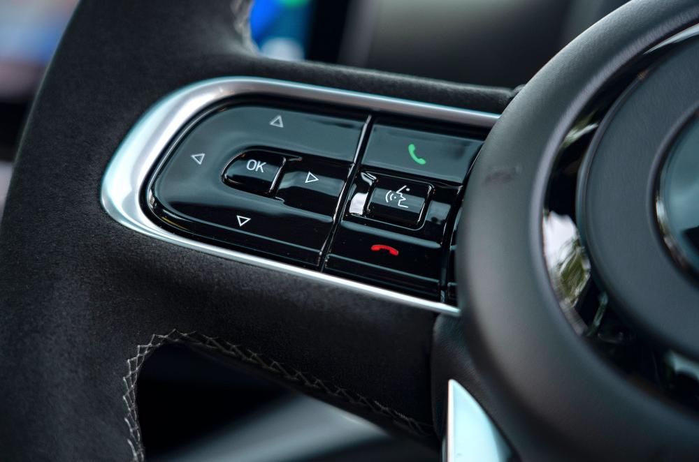 Abarth 500e Convertible interior steering wheel detail