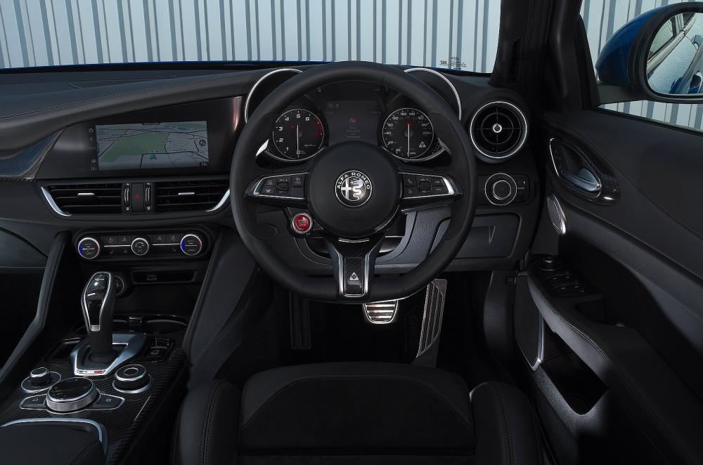 Alfa Romeo Giulia interior dashboard
