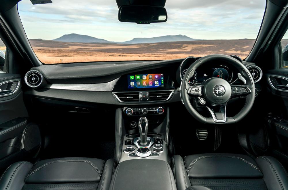Alfa Romeo Giulia interior dashboard
