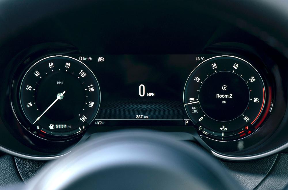 Alfa Romeo Giulia driver display
