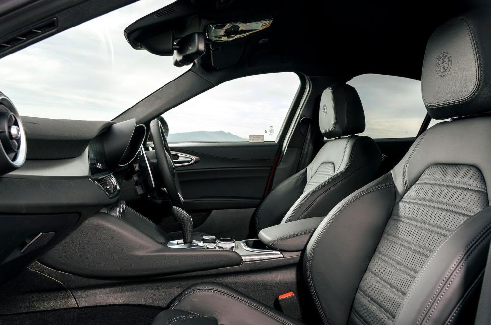 Alfa Romeo Giulia front seats